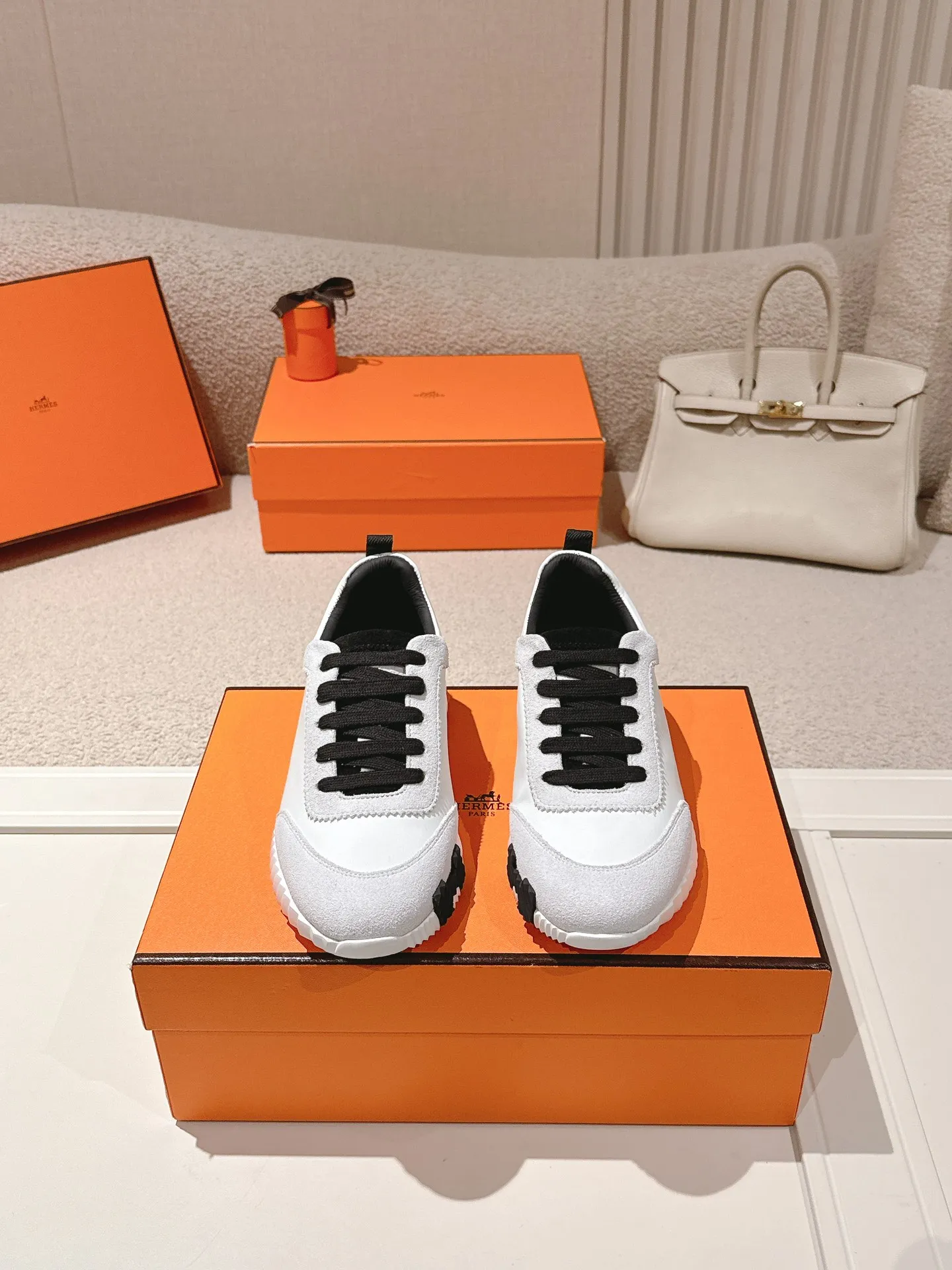 Men's shoes 💰600💰 Hermes top version # Hermès H family classic couple's casual sports shoes Couple's casual sports dad shoes combine high-tech canvas and suede goatskin, and are decorated with an exaggerated "H" letter on the rubber sole. The italic design and bright colors show vitality and continue the brand's design inspiration. Stroll around the city lightly and feel free and comfortable. Exquisitely packaged at the delivery counter 🛍📦 Fabric: Original special material and cow suede Lining: Customized breathable mesh Outsole: Open-molded TPU + rubber foam material Bottom thickness: 3CM Size: 35-45